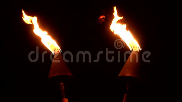 两个现代的Tiki火炬在夜间燃烧视频的预览图