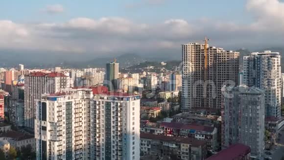城市时间推移高地上有摩天大楼和贫民窟的大城市巴统乔治亚州视频的预览图
