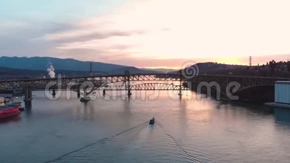 空中无人机拍摄的第二纳罗斯桥一艘拖船和工业港口设施的通勤交通画面视频的预览图