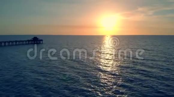 日落时水上码头剪影4k视频的预览图