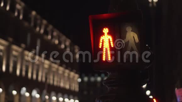 夜间行人的红绿灯一段录像背景中的立面视频的预览图
