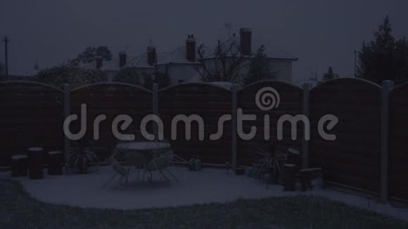 积雪覆盖城市花园的时间流逝视频的预览图
