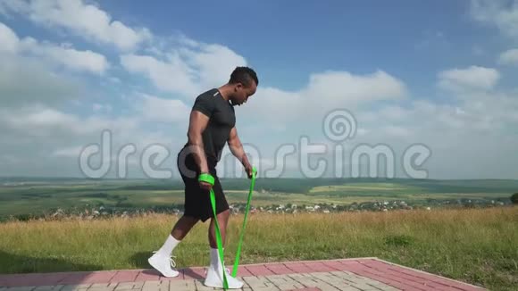 健身运动非洲男子用弹性橡皮筋运动视频的预览图