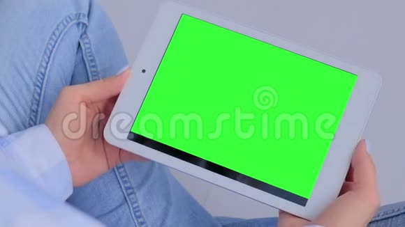 近距离观看女性使用空白绿色屏幕平板电脑色度关键概念视频的预览图
