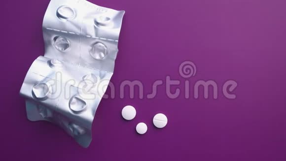 彩色背景上的白色药丸和药物视频的预览图