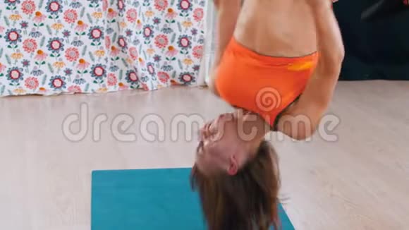 一位运动女性在吊床上享受瑜伽乐趣视频的预览图