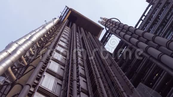 劳埃德大厦的自下而上的视角视频的预览图