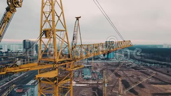 在现代城市背景下起重机离建筑工地太近建筑工程视频的预览图