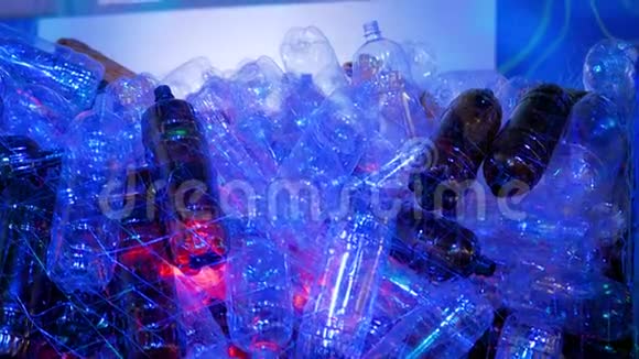 蓝色和红色照明的塑料瓶安装生态概念视频的预览图