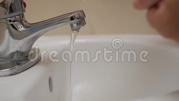 接受冠状病毒检疫的年轻人用抗菌液体肥皂洗手视频的预览图