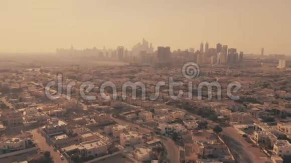 阿联酋低层住宅区后的迪拜天空线鸟瞰图视频的预览图