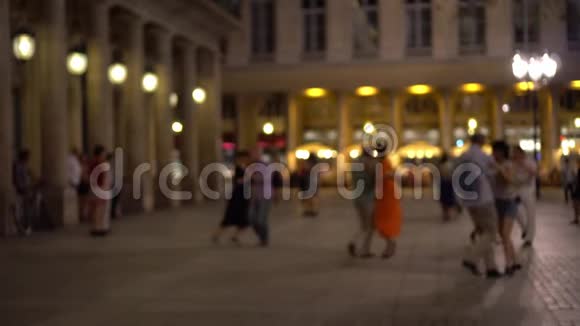巴黎人和游客在巴黎的一个广场上优雅地跳舞晚安4K视频的预览图