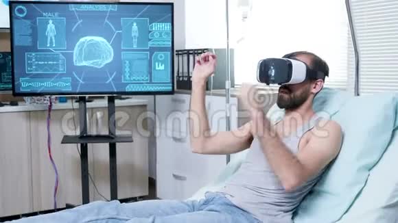 神经科学中心的病人戴着vr护目镜和手势视频的预览图