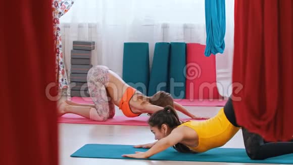 瑜伽两个女人做腰部弯曲练习视频的预览图