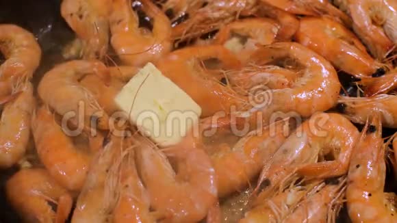 黄油虾平底锅煎视频的预览图