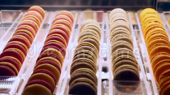 咖啡屋陈列柜上一排五颜六色的法国香粉蛋糕视频的预览图