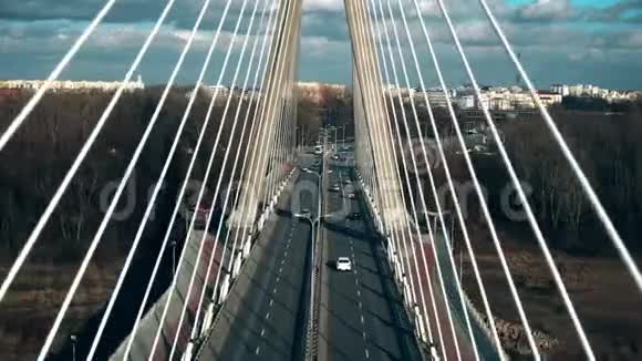 波兰华沙斜拉桥交通鸟瞰图视频的预览图