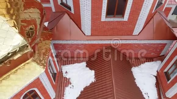 冬季喀尔巴阡村黄金屋乌克兰教堂的空中俯视图视频的预览图