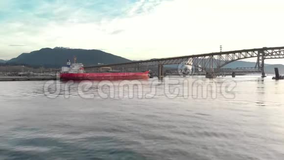 航空无人机镜头的工业船厂和货船装载港在温哥华BC加拿大4K视频的预览图