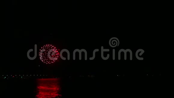 河面上夜空中的节日焰火的火花在水中反射视频的预览图