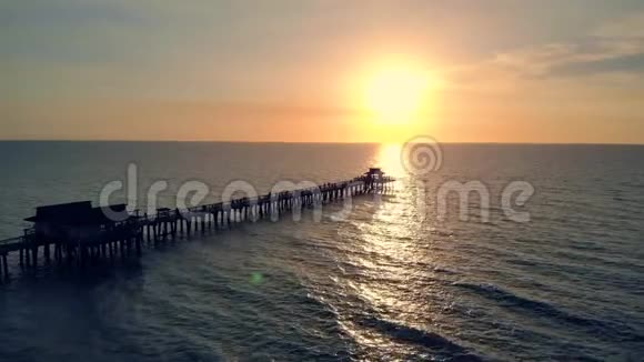 日落于墨西哥湾在码头上空飞行视频的预览图