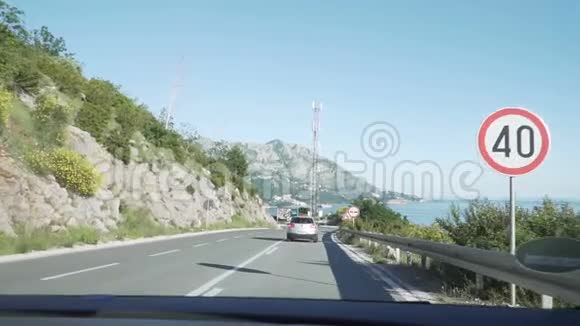 在美丽的山蛇形公路上行驶海景黑山的晴天假期气氛慢动作视频的预览图