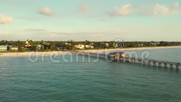 佛罗里达州日落的那不勒斯海滩和钓鱼码头视频的预览图