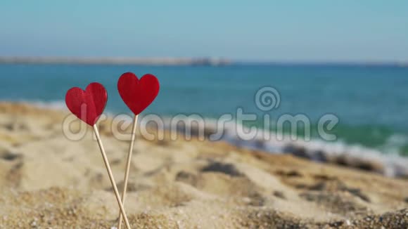 在大海和蓝天的背景上两颗心在一根棍子上视频的预览图