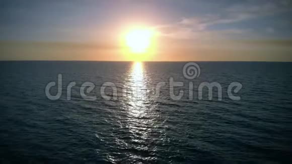 在平静的海面上反射着夕阳4k视频的预览图