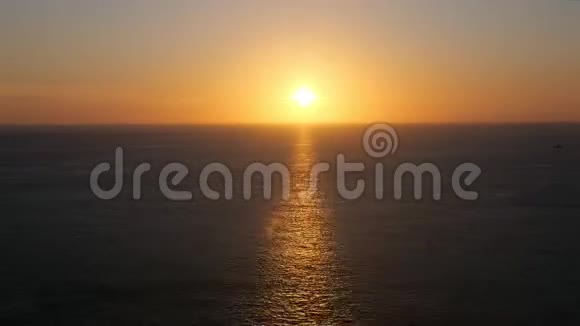 夕阳下金色的小路在平静的海面上闪闪发光视频的预览图