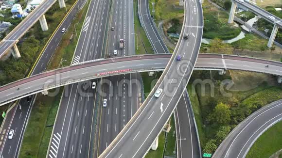 高雄公路运输系统公路立交的鸟瞰图台湾时间流逝视频的预览图