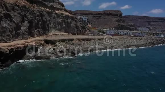 飞向岩石海岸的无人机视频的预览图