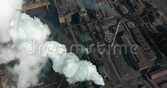 空中观景管道在天空中喷出烟雾视频的预览图
