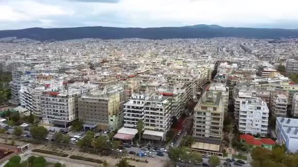 用无人驾驶飞机向前推进的塞萨洛尼基希腊城市环境空中景观视频的预览图