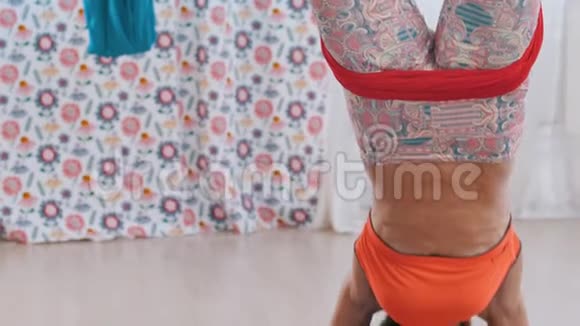 年轻的运动女子倒吊在吊床上做瑜伽做伸展运动视频的预览图