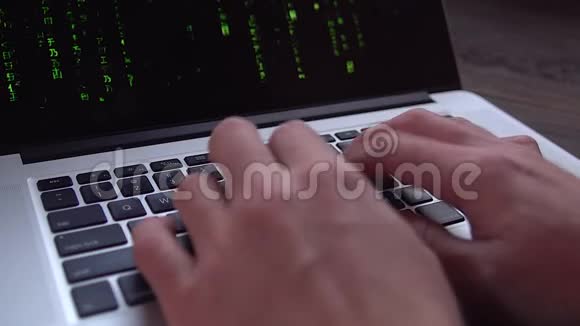 4k黑客手写在笔记本电脑上矩阵式二进制码在笔记本电脑上下降数数据数字显示f视频的预览图