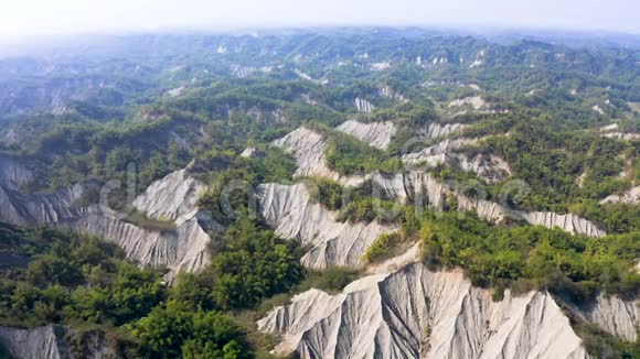 鸟瞰天辽月亮世界火山泥和石灰石区域高雄台湾视频的预览图