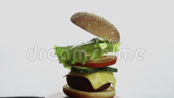 组成一个大汉堡食材单独挂在空中汉堡的组成部分快速视频的预览图