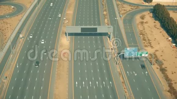 阿拉伯联合酋长国迪拜一条宽阔的现代高速公路的空中拍摄视频的预览图