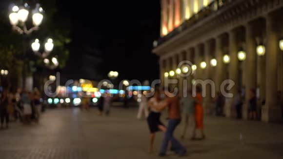 年轻夫妇优雅地在铺板广场上跳一支舞厅舞视频的预览图