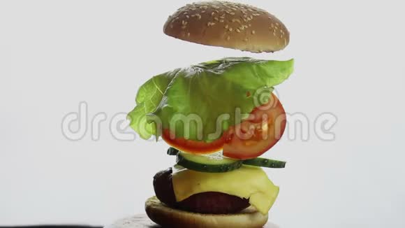 组成一个大汉堡食材单独挂在空中汉堡的组成部分快速视频的预览图