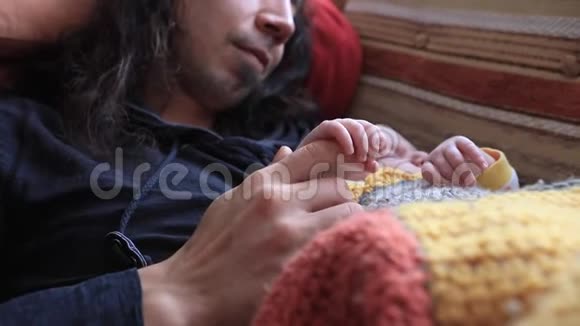 宝宝和爸爸抱着手指睡觉视频的预览图