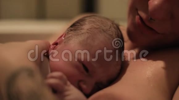 新生儿在母亲胸前哭泣视频的预览图