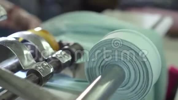 工厂生产的织物胶带视频的预览图