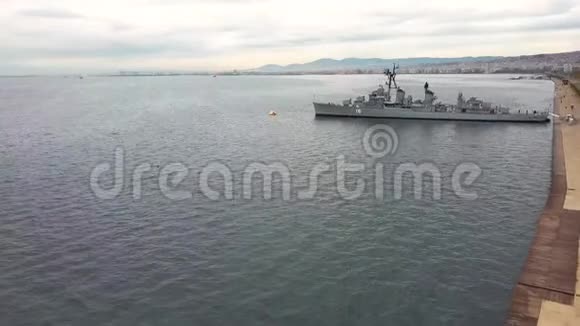 用旧战舰希腊塞萨洛尼基从上到下通过无人机进行城市海岸空中俯瞰视频的预览图