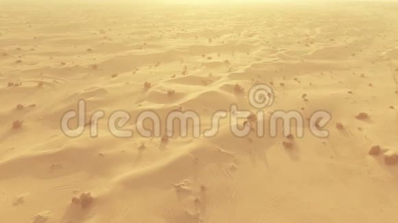 空中拍摄沙漠沙丘与汽车轨道阿联酋视频的预览图