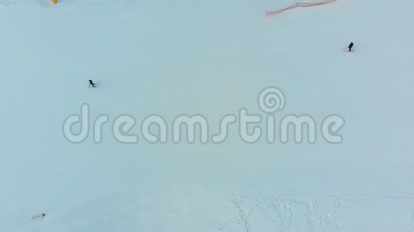 冬季滑雪胜地滑雪滑雪滑雪坡滑雪者的高空俯瞰视频的预览图