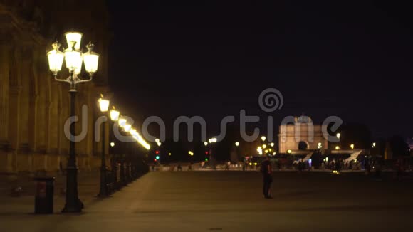 一对夫妇走过卢浮宫附近的广场背景是凯旋门视频的预览图