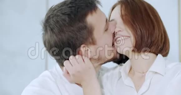 一对年轻夫妇拥抱在一起微笑着快乐的人4K视频的预览图