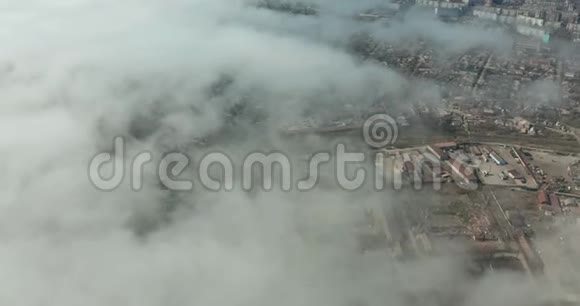 空中观景通过移动白云的风景鸟瞰雾视频的预览图
